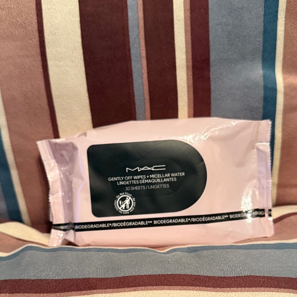 MAC Cosmetics Pink Makeup Remover Wipes